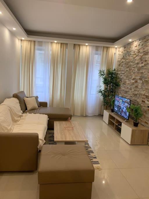 In The Heart Of The Champs Elysees With Balcony Appartement Paris