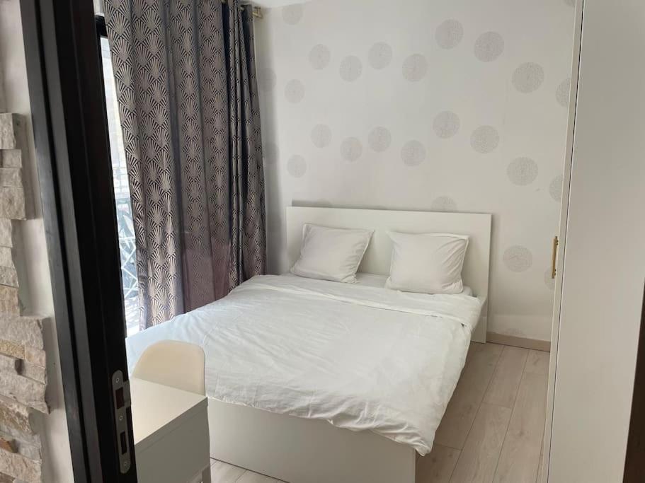 Appartement In The Heart Of The Champs Elysees With Balcony *