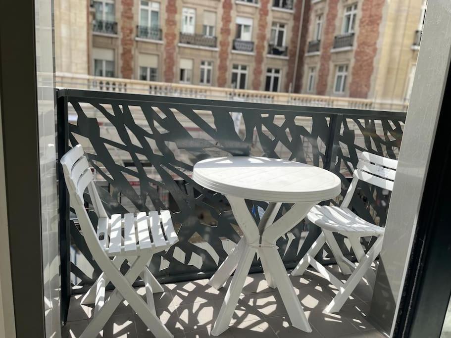 Appartement In The Heart Of The Champs Elysees With Balcony Paris